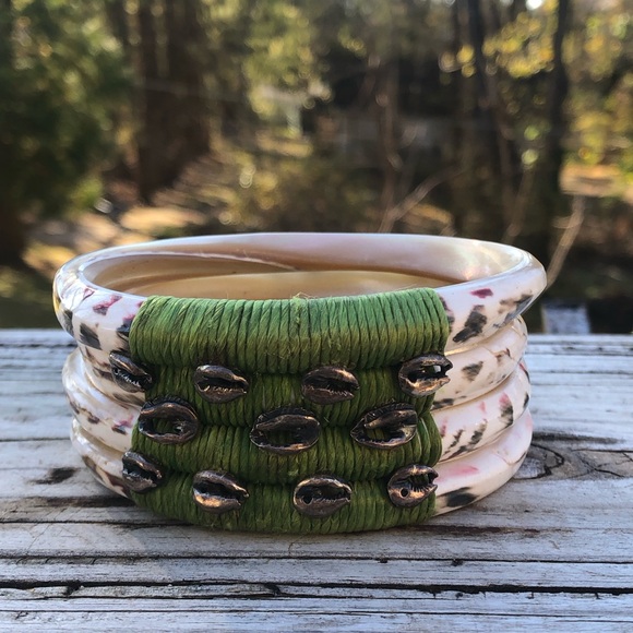 Heavy mother of pearl with green raffia and applied pieces
One of a kind
Stamped - Picture 9 of 11